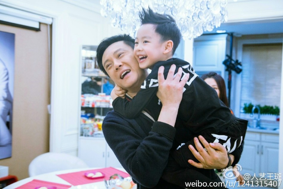 王斑晒与儿子温馨合影