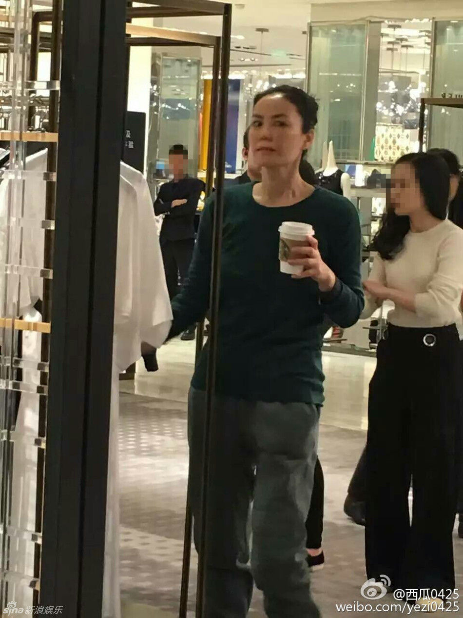 王菲带女儿李嫣扫货