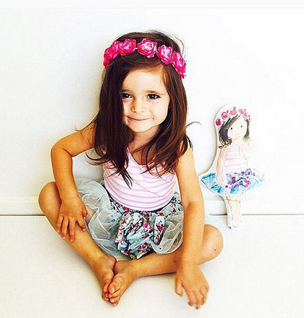 2岁萌娃时髦打扮走红