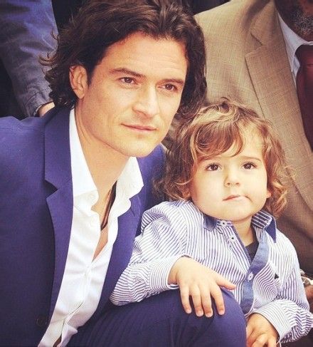 美国马里布当地时间2016年5月25日,奥兰多-布鲁姆和儿子"小开花"一同