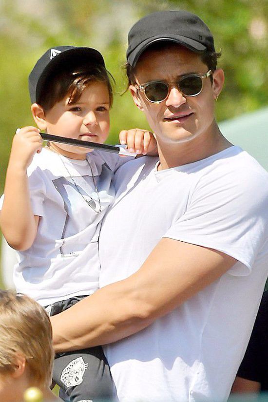 美国马里布当地时间2016年5月25日,奥兰多-布鲁姆和儿子"小开花"一同