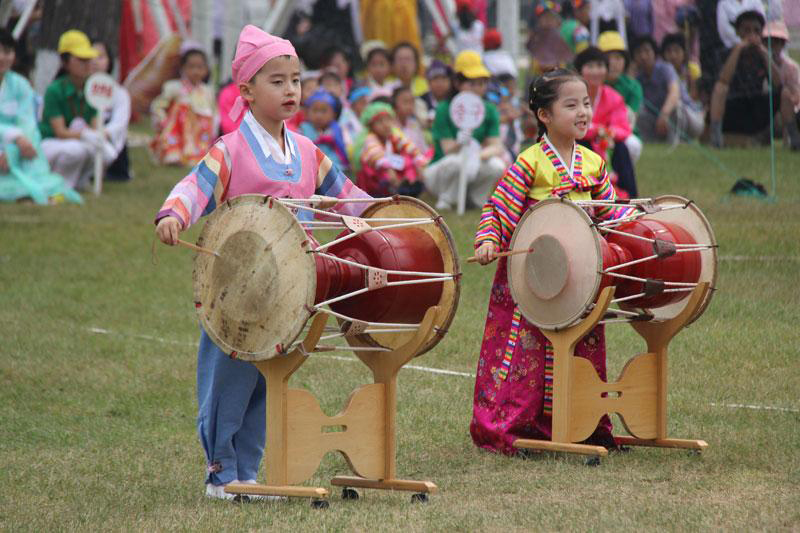 6月1日,在朝鲜平壤大城山游乐园,孩子们欢度儿童节.