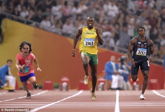 小女孩被孔雀追跑照遭网友疯狂ps