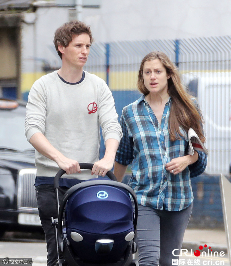 小雀斑埃迪携妻女出街