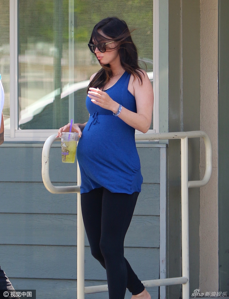 梅根福克斯挺孕肚依旧美