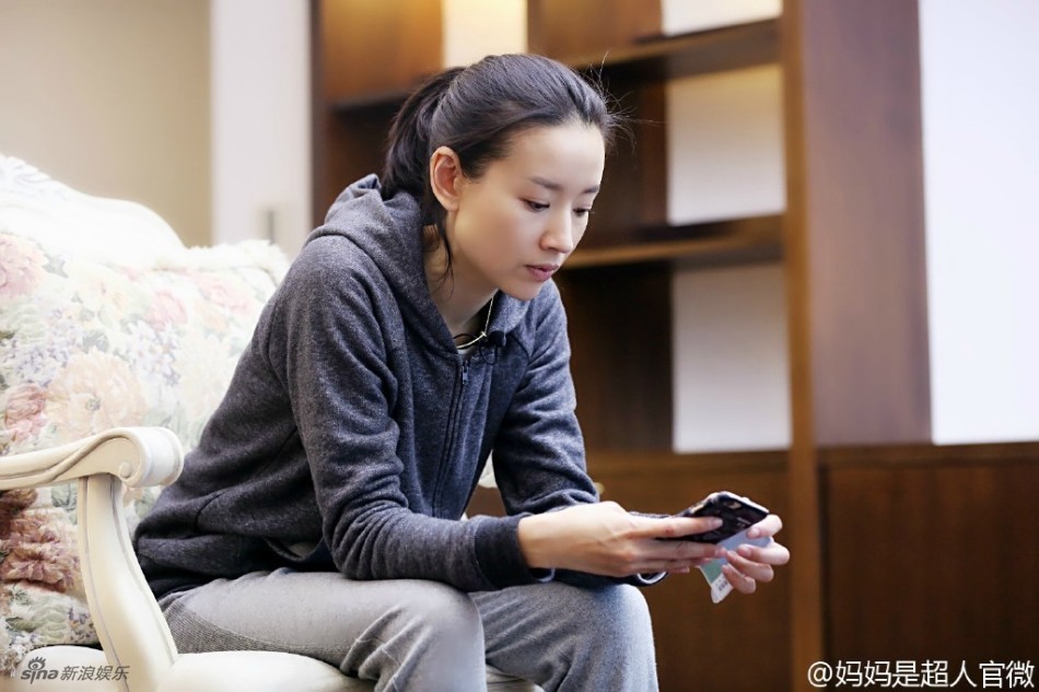 键翻阅图片 列表查看 猜你喜欢 7 / 9 本周《妈妈是超人》中,董洁 