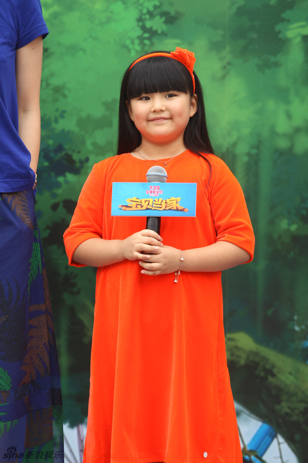 1 / 30 7月17日,王晶监制的喜剧《宝贝当家》举行首映活动,王诗龄红裙