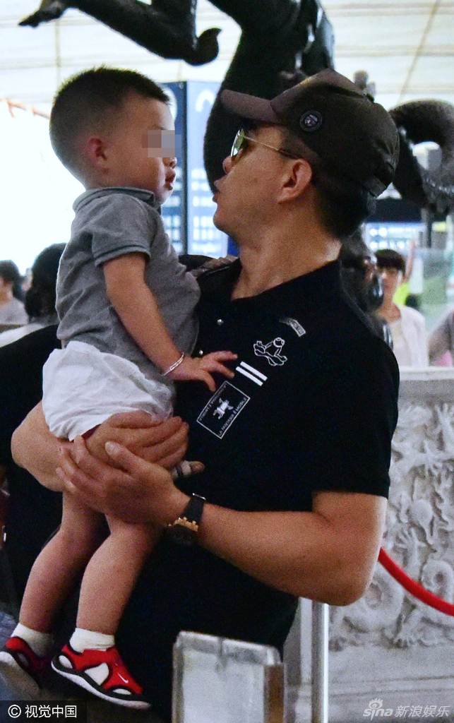 秦海璐儿子罕见曝光超萌