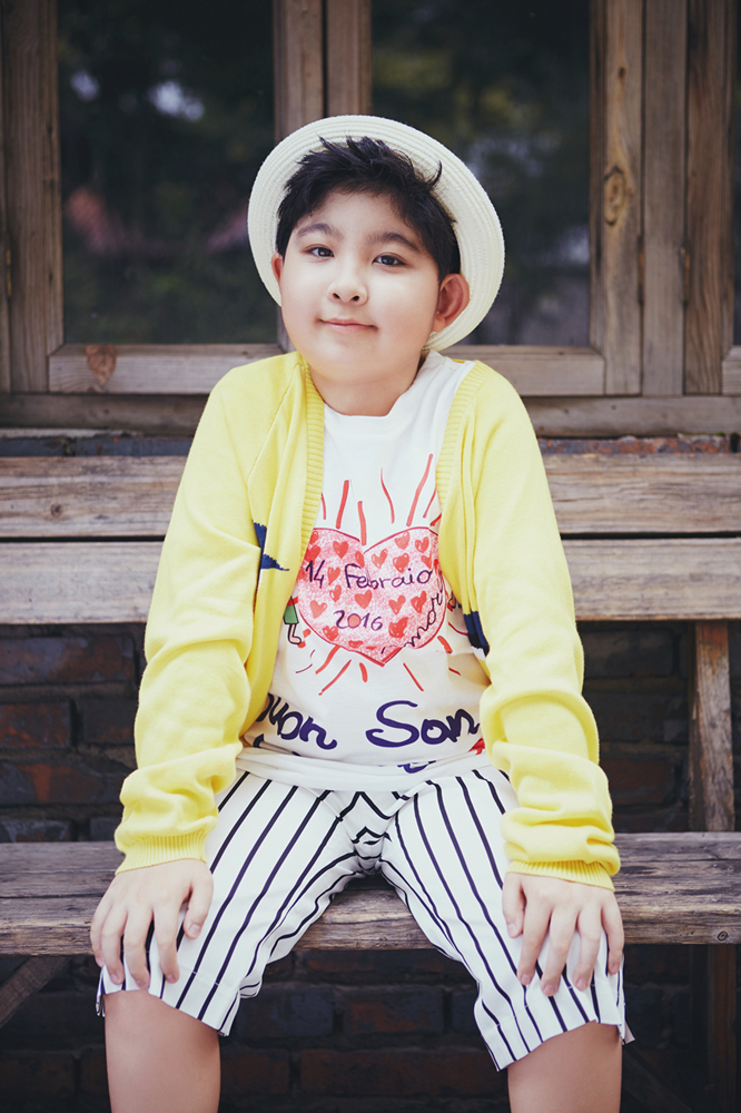 近日,00后小演员王少雍曝光了一组时尚写真.