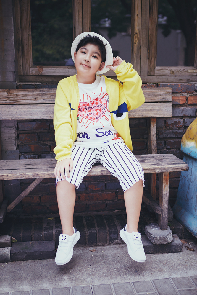 近日,00后小演员王少雍曝光了一组时尚写真.