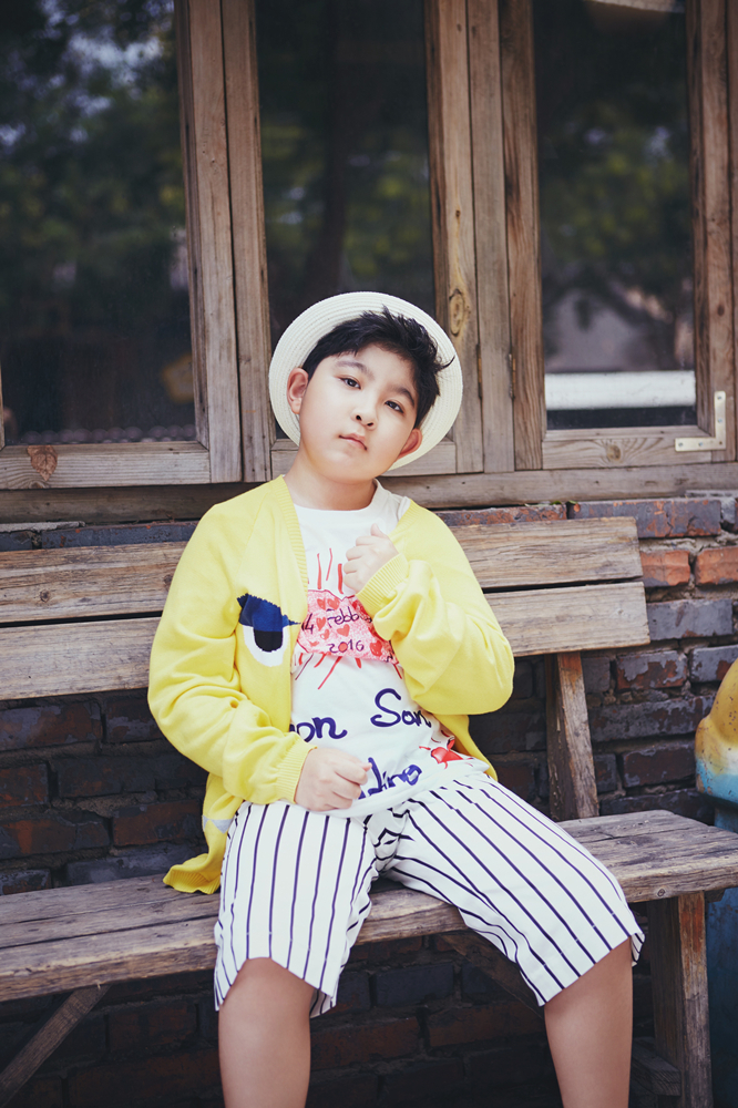 近日,00后小演员王少雍曝光了一组时尚写真.