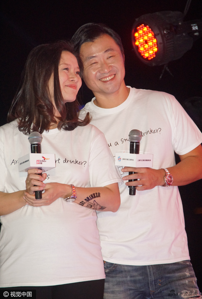 李娜挺大肚与老公穿情侣装秀恩爱