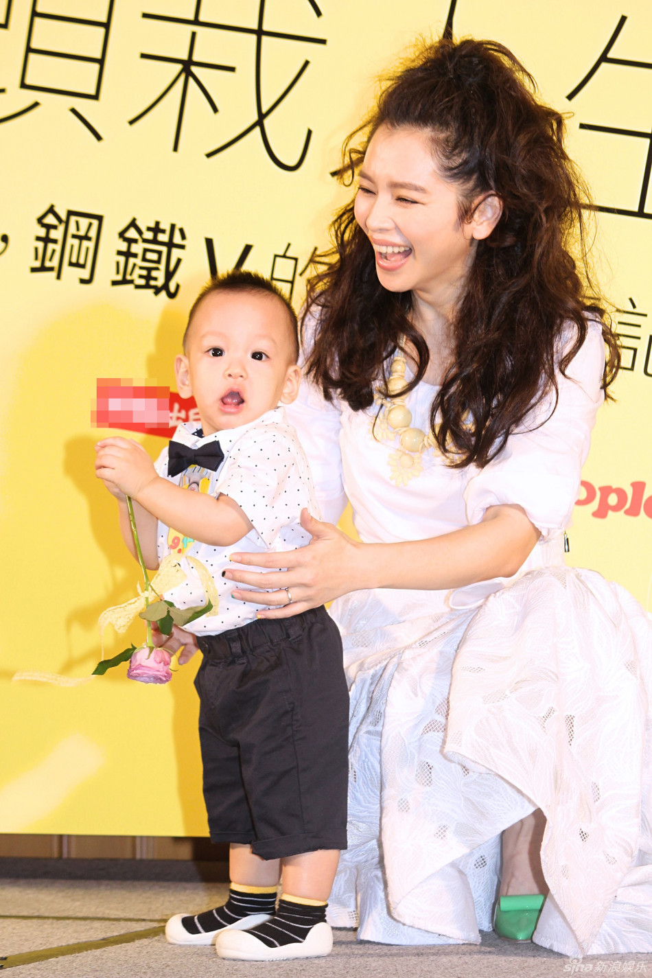 徐若瑄携爱子"小v宝"出席新书的记者会,她自曝太爱小孩,想生第二胎却