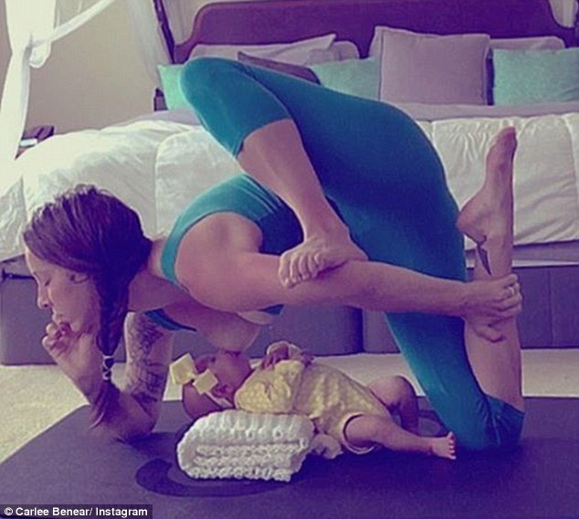 辣妈边喂奶边瑜伽 各种姿势