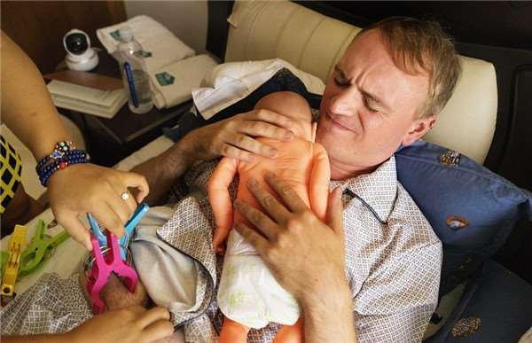 男记者戴仿真乳房体验哺乳