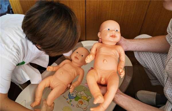 一名《每日邮报》的男记者jamie,有天看到了一则《三个男人在上海坐