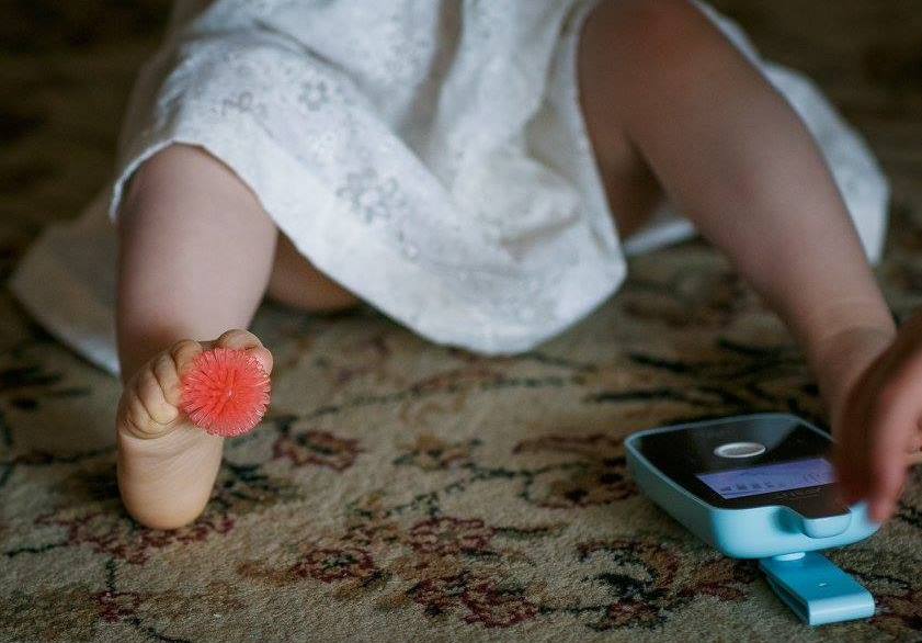 无臂女童用小脚喂自己吃饭