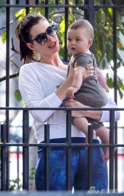 好萌!安妮海瑟薇带爱子荡秋千