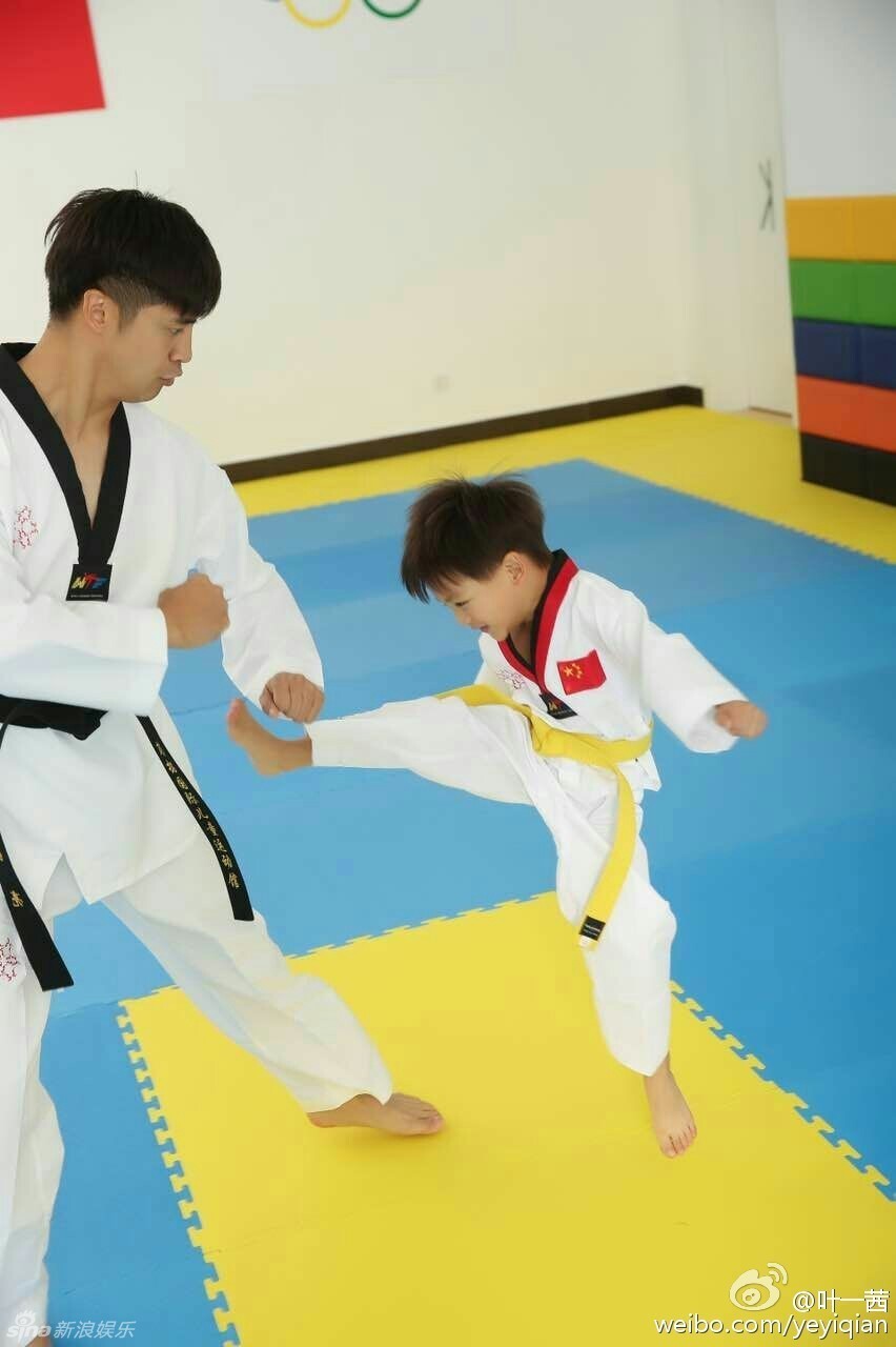 田亮被小亮仔狠踩在脚下