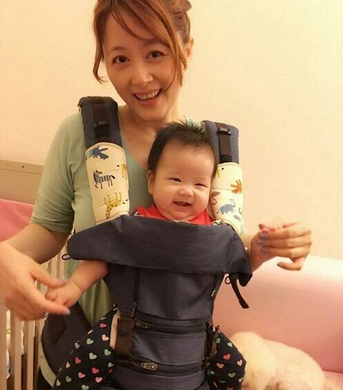 姚乐怡汤盈盈等带儿女合影