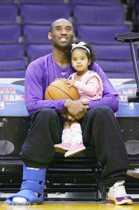 亲娃狂魔科比一家幸福照