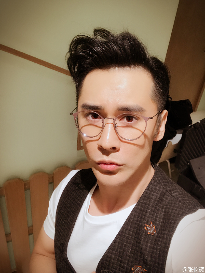 奶爸晒照考拉露额头像妈妈