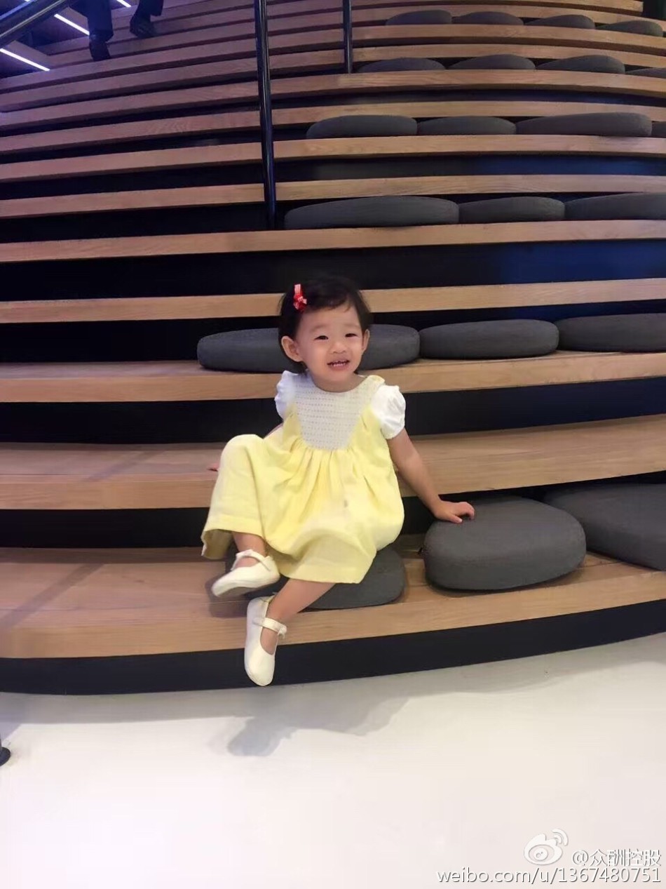 大s与女儿绘制成长椅超有爱