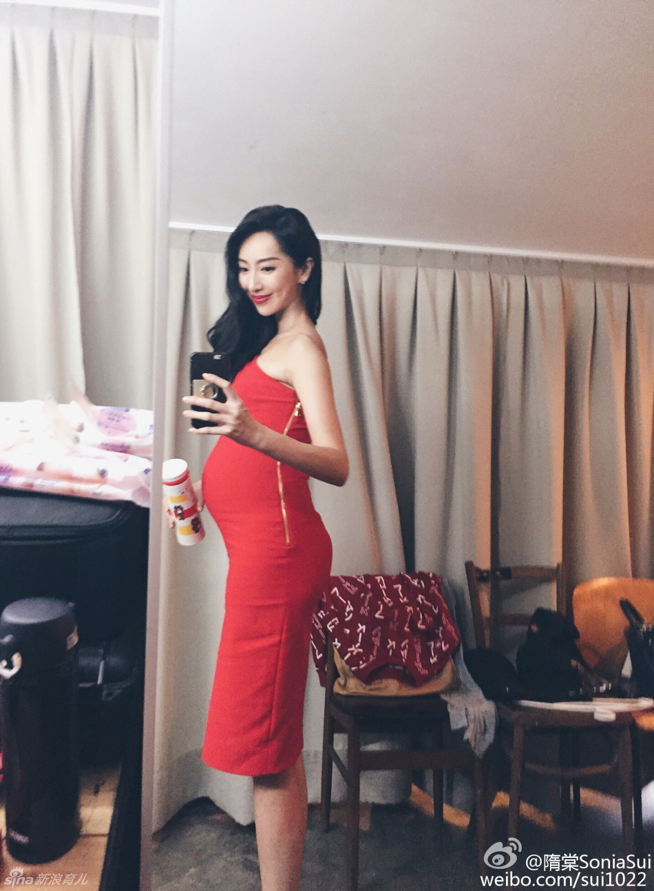 隋棠首晒7月孕肚露性感s曲线