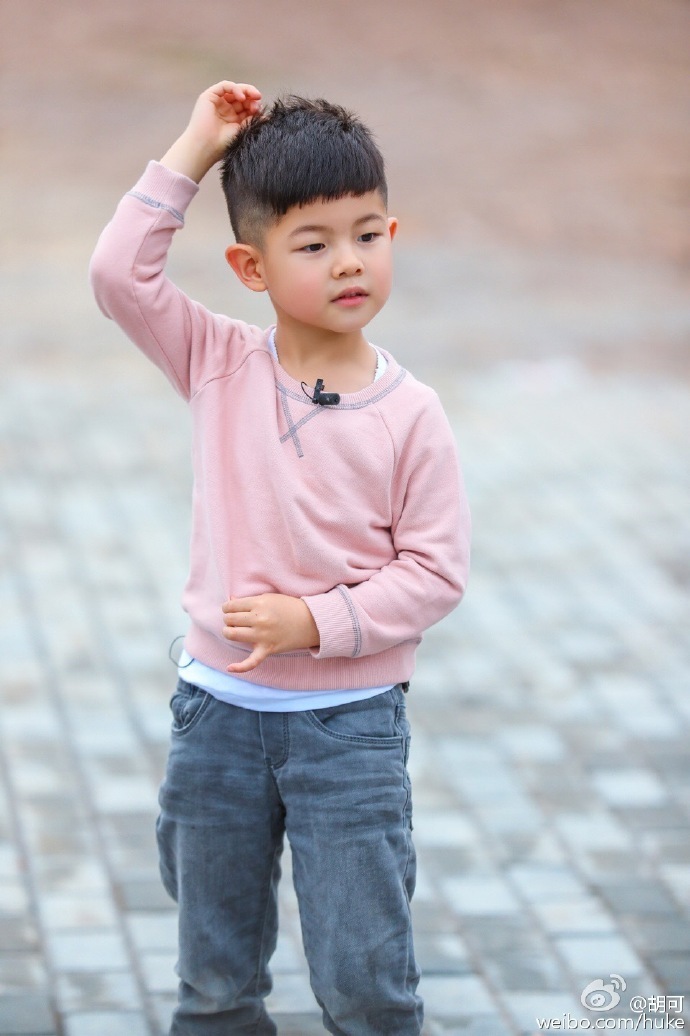 安吉沙溢粉色亲子装帅一脸