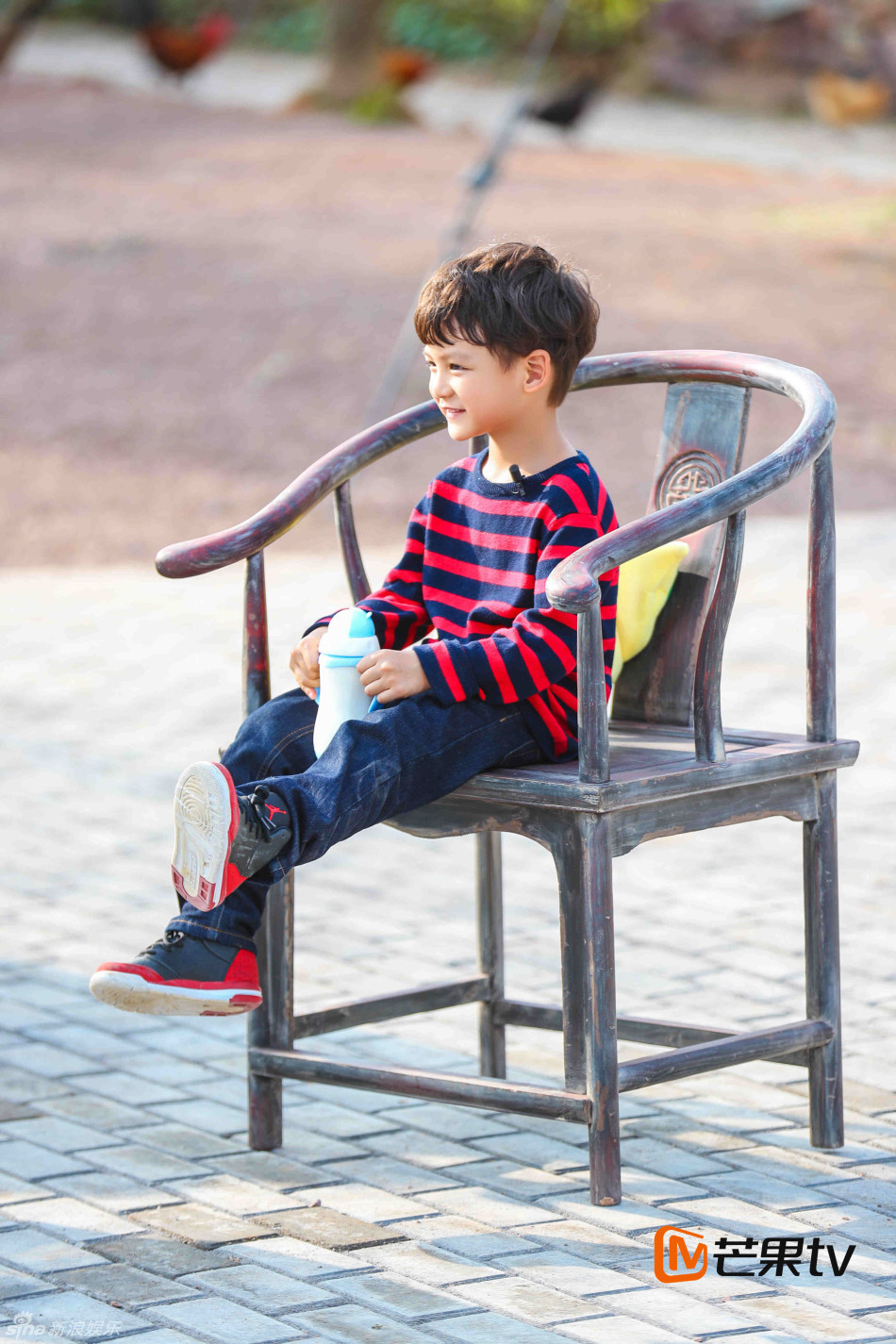 小亮仔卷发look潮过老爸_高清图集_新浪网