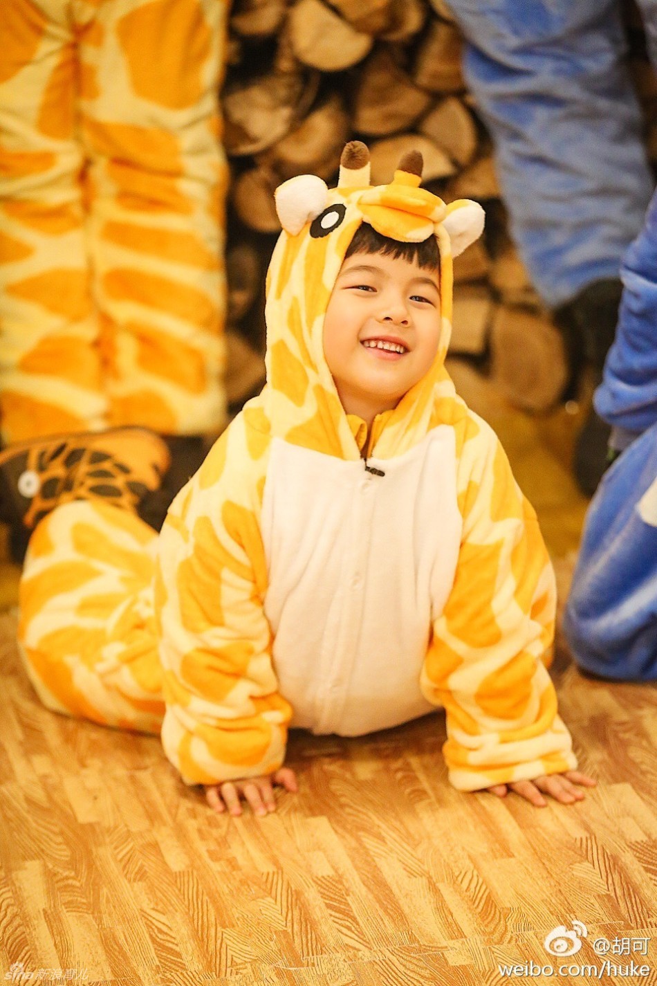 安吉穿长颈鹿服胡可微博求照片名