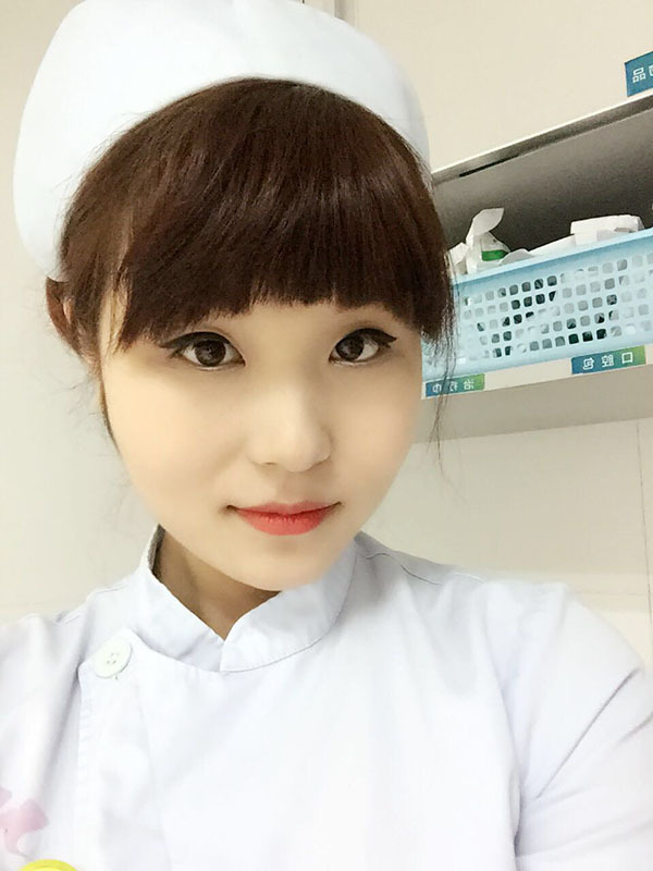 美女护士画漫画鼓励断腿男孩