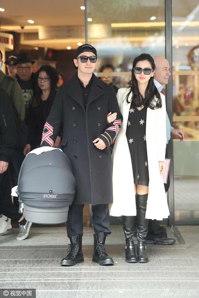 1月19日下午,新晋辣妈angelababy带着"小海绵"出院,和黄晓明戴着情侣