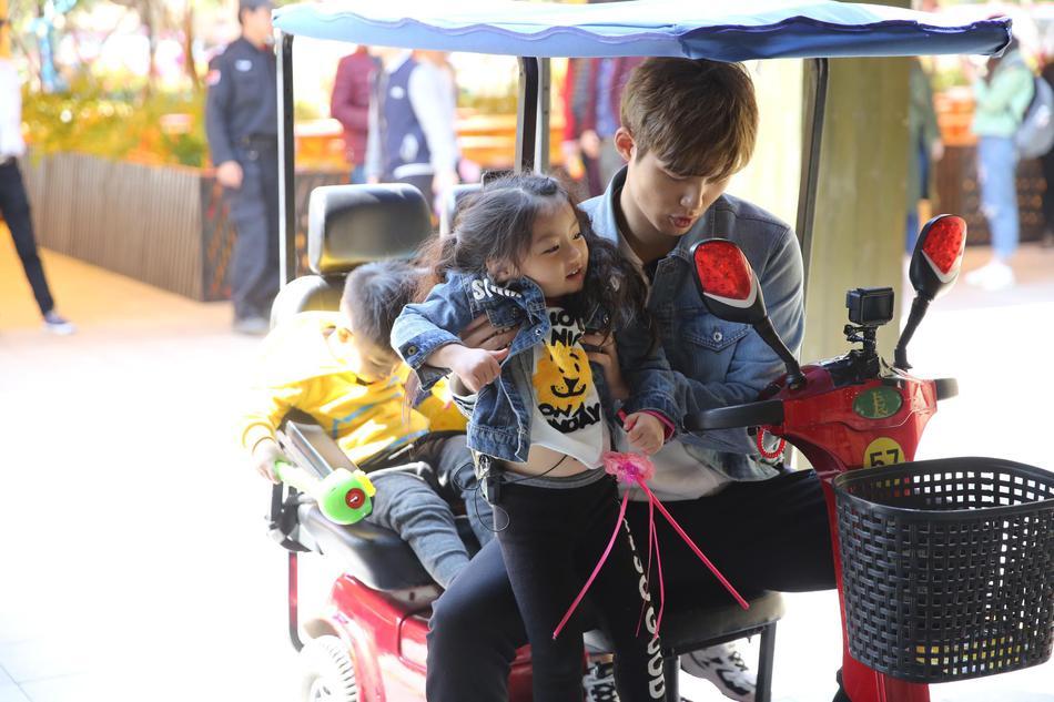 近日董力带着阿拉蕾,安吉,小鱼儿前往游乐园游玩,四位小朋友玩得很