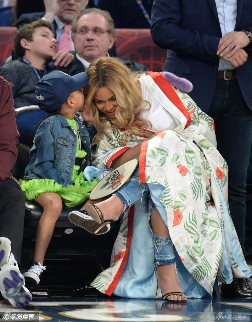 碧昂斯挺孕肚携全家亮相nba