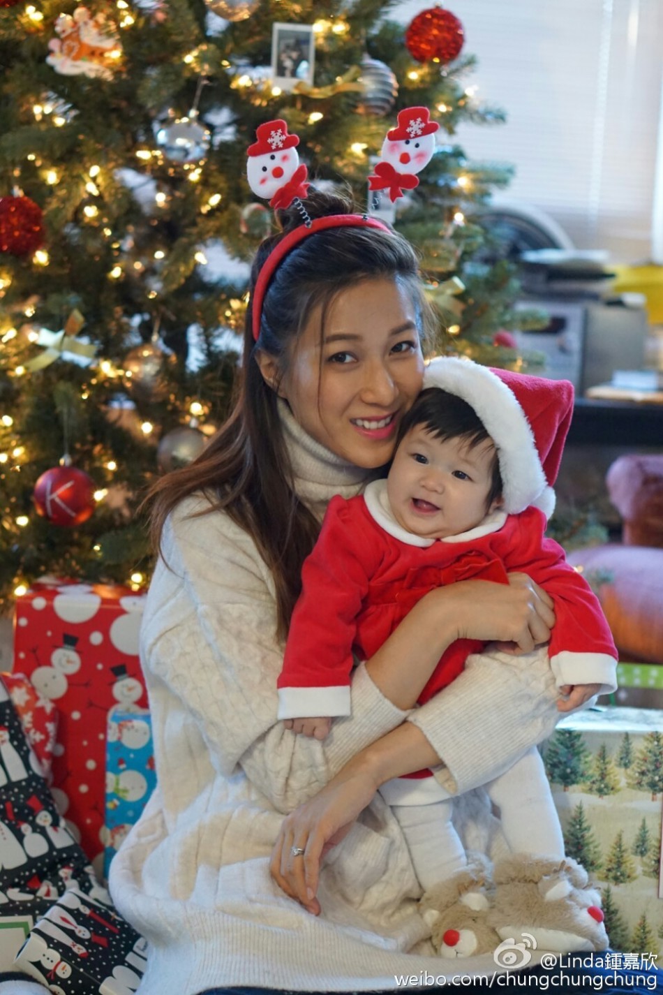 钟嘉欣女儿活泼可爱五官像妈