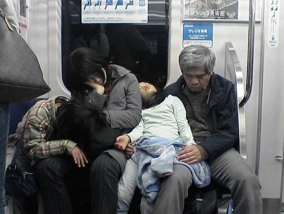 组图实拍地铁上睡着的日本人