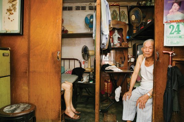 组图:摄影师拍香港穷人家庭