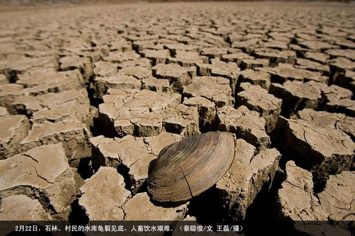 组图灾区小学生用力吸尽最后一滴水