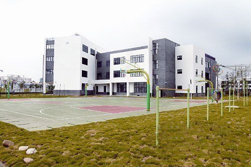 组图:投资近2亿防烈度为8度 新北川中学竣工
