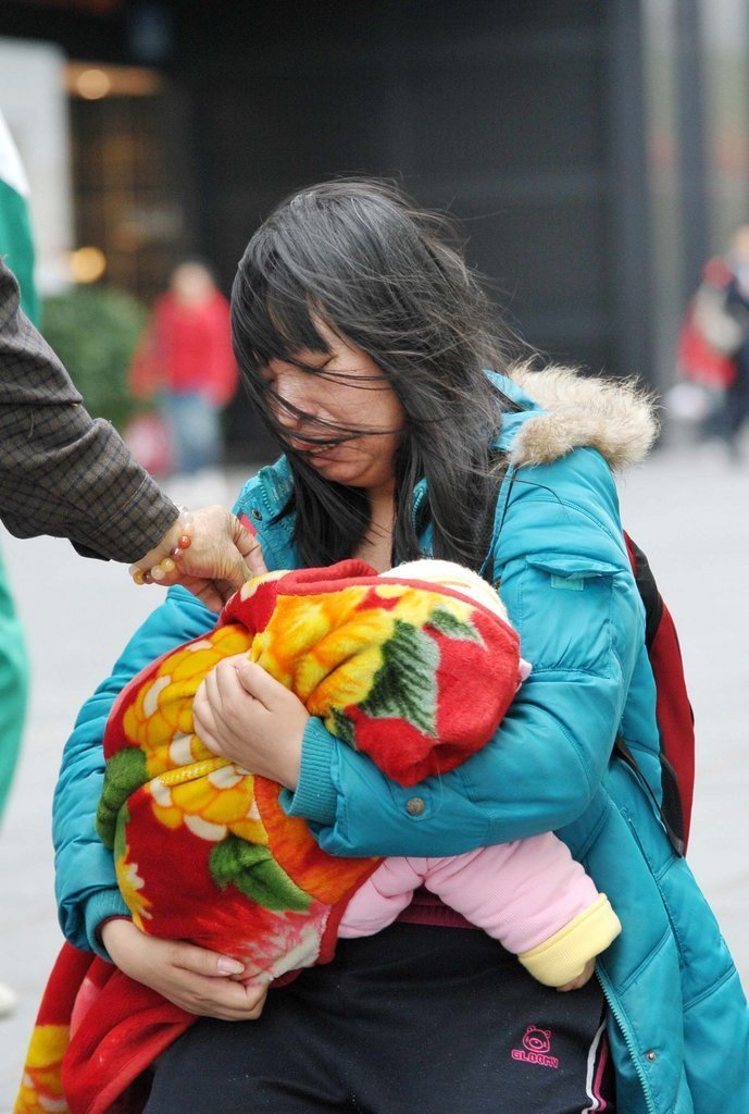 慈母信"富家公子"戏言跪爬千米为女儿筹药费