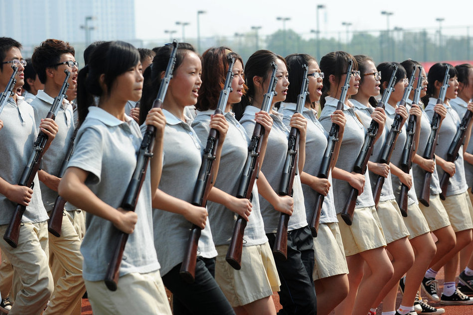 军训进行中:女生穿超短裙裤军训