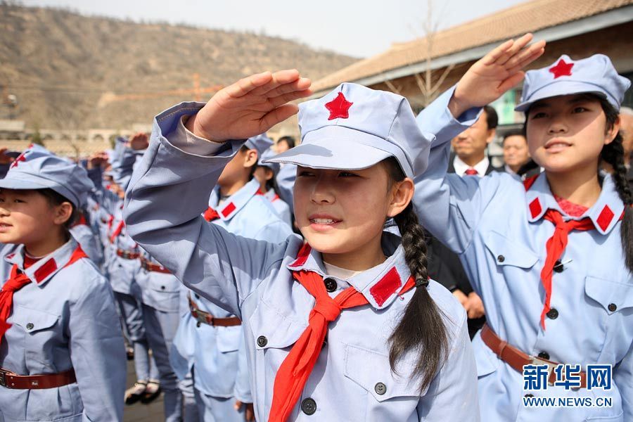 红军小学学生穿红军服校服