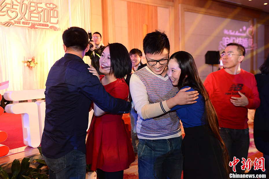 央视"光棍节"相亲会 百名男女为爱抱抱