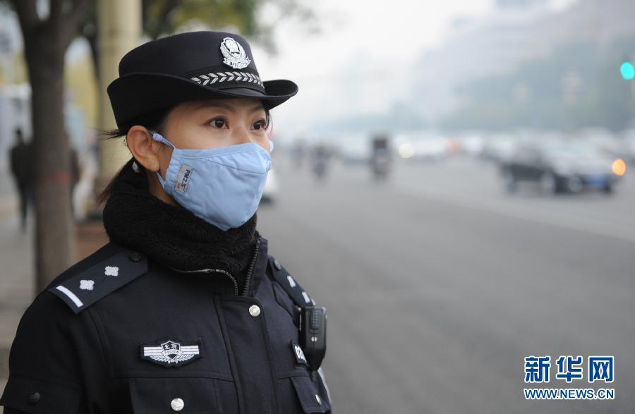 80后女研究生当警察戴口罩在长安街执勤