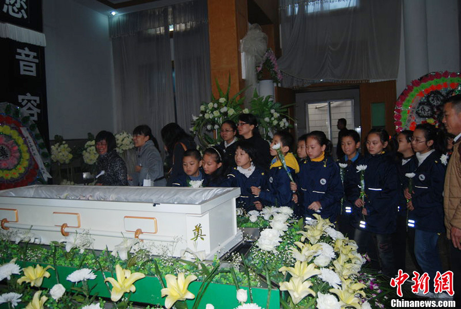 女老师抱病上课次日猝然离世 学生含泪送别