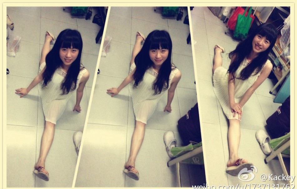 又见美女学姐劈腿一字马 无比好身材!