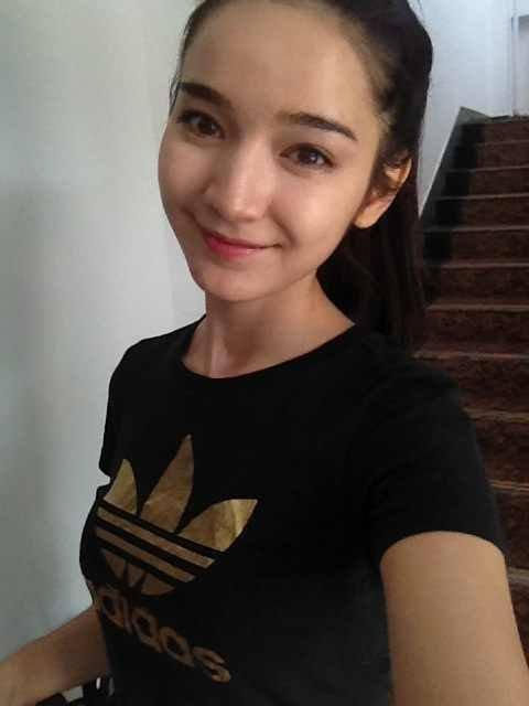 组图:中戏校花代斯被赞素颜女神