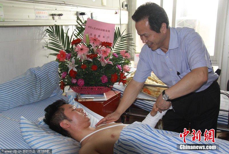 教育部慰问见义勇为学生