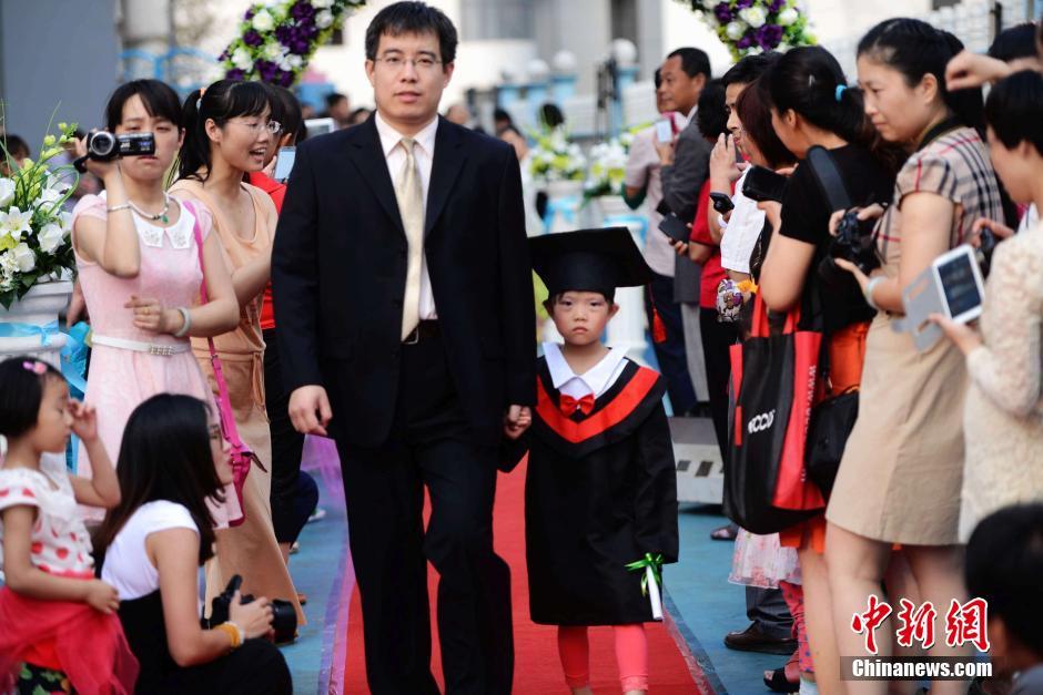 青岛一幼儿园毕业走红毯 父母盛装出席